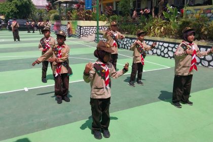 Anggota Pramuka Siaga dan Penggalang mengikuti Penilaian Pencapaian Pramuka Garuda Kwarran Baturraden di SD Negeri Kemutuglor 2, Banyumas, Rabu (14/10/2026).