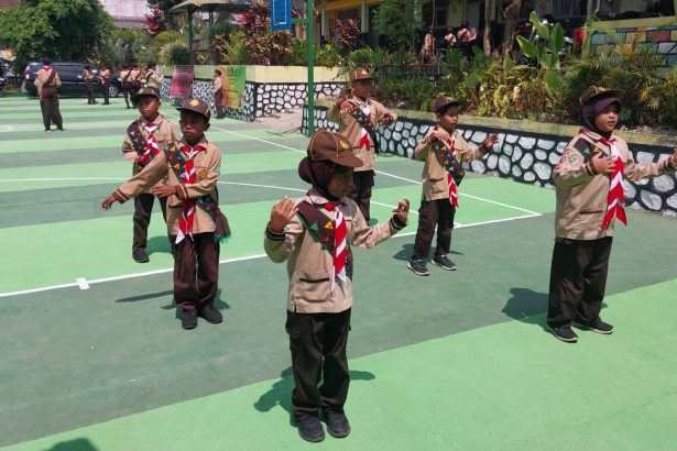 Anggota Pramuka Siaga dan Penggalang mengikuti Penilaian Pencapaian Pramuka Garuda Kwarran Baturraden di SD Negeri Kemutuglor 2, Banyumas, Rabu (14/10/2026).