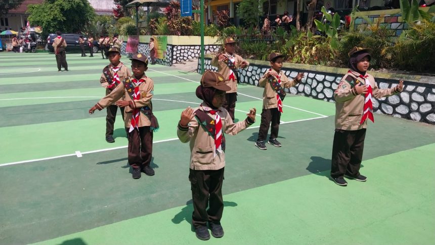 Anggota Pramuka Siaga dan Penggalang mengikuti Penilaian Pencapaian Pramuka Garuda Kwarran Baturraden di SD Negeri Kemutuglor 2, Banyumas, Rabu (14/10/2026).