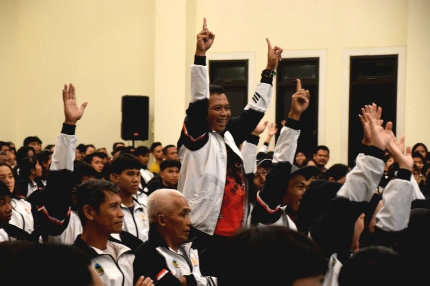 Atlet dan pelatih Kabupaten Banyumas mendapatkan pembekalan motivasi dari Bupati Sadewo Tri Lastiono untuk menghadapi Porprov Jawa Tengah XVII 2026 di Dominic Hotel Purwokerto, Jumat (16/10/2026).