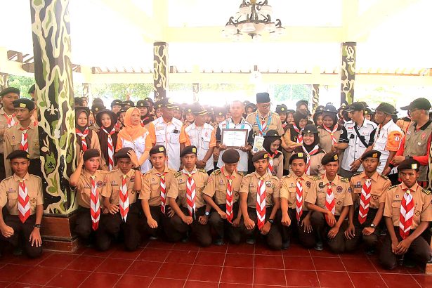 Para anggota Pramuka Banyumas foto bersama di sela-sela acara Jamboree on the Air (JOTA) dan Jamboree on the Internet (JOTI)