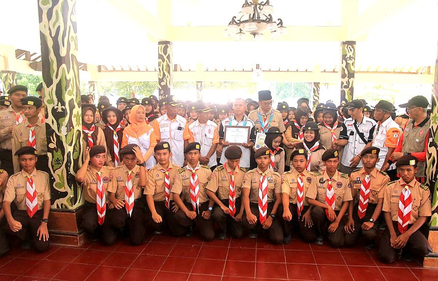 Para anggota Pramuka Banyumas foto bersama di sela-sela acara Jamboree on the Air (JOTA) dan Jamboree on the Internet (JOTI)