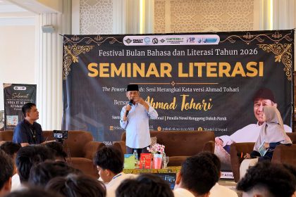 Sastrawan Ahmad Tohari menyampaikan materi dalam seminar literasi bertajuk The Power of Words: Seni Merangkai Kata Versi Ahmad Tohari yang digelar SMA IT Al Irsyad Al Islamiyyah Purwokerto, Selasa (20/10/2026).