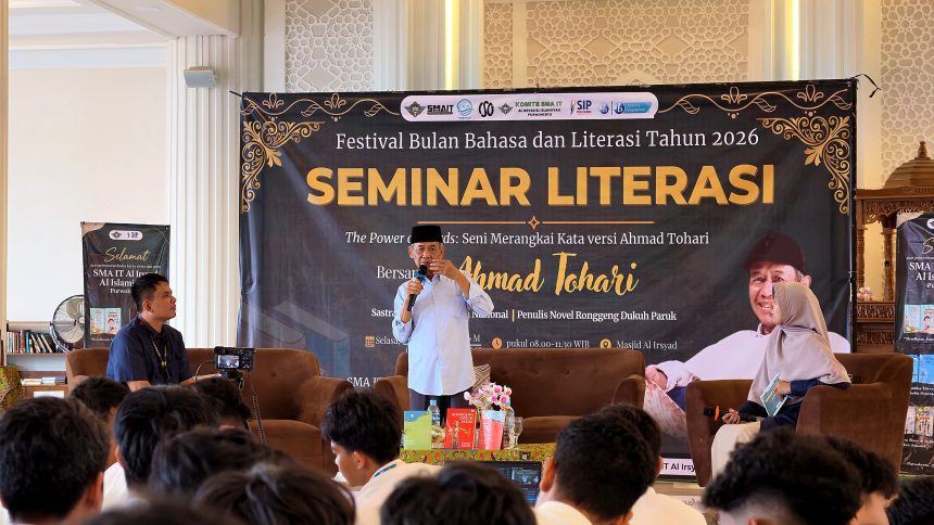 Sastrawan Ahmad Tohari menyampaikan materi dalam seminar literasi bertajuk The Power of Words: Seni Merangkai Kata Versi Ahmad Tohari yang digelar SMA IT Al Irsyad Al Islamiyyah Purwokerto, Selasa (20/10/2026).