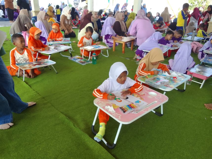 siswa PAUD dan TK se-Desa Mejagong Kecamatan Randudongkal mengikuti lomba gambar, Jumat (7/8/2026).