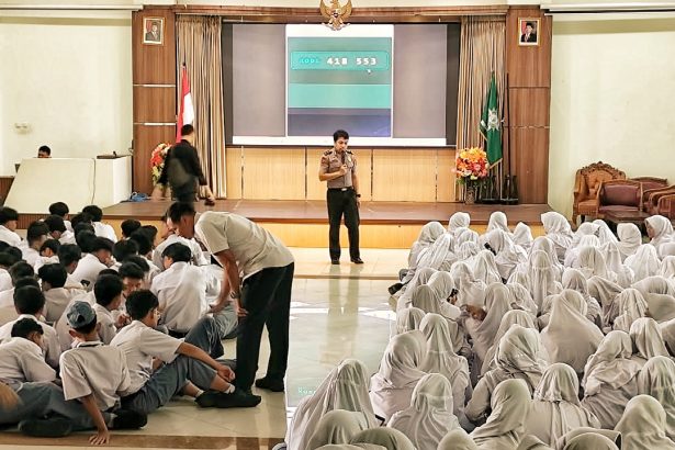 Pelajar SMA Muhammadiyah 1 Purwokerto mengikuti pelatihan kecerdasan buatan (AI) dalam program Paham AI yang digelar Polresta Banyumas, Senin (14/9/2026).