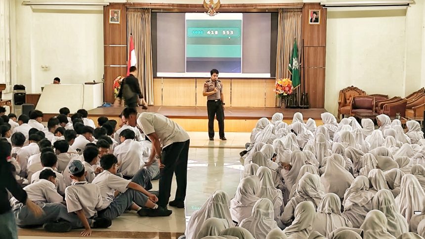 Pelajar SMA Muhammadiyah 1 Purwokerto mengikuti pelatihan kecerdasan buatan (AI) dalam program Paham AI yang digelar Polresta Banyumas, Senin (14/9/2026).