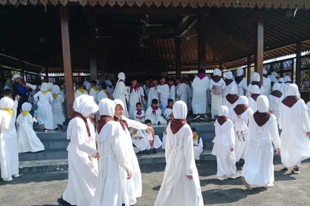 360 siswa MI Muhammadiyah Ajibarang mengikuti manasik haji dengan rute yang dibuat menyerupai perjalanan di Tanah Suci.