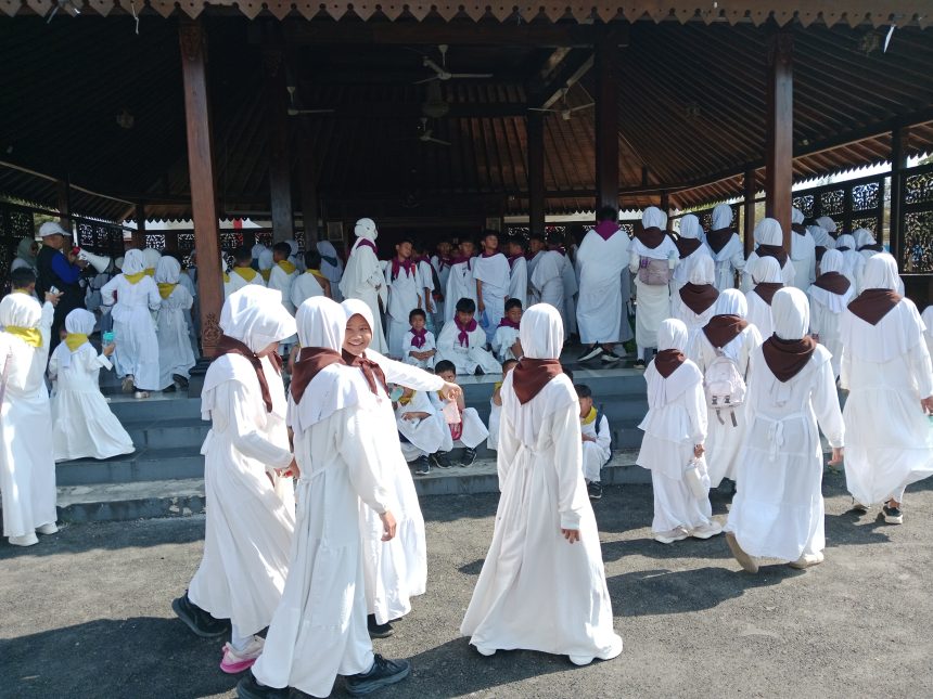 360 siswa MI Muhammadiyah Ajibarang mengikuti manasik haji dengan rute yang dibuat menyerupai perjalanan di Tanah Suci.