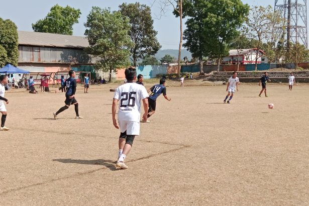 Guru dan karyawan SMK Muhammadiyah 1 Ajibarang mengikuti latihan bola voli dan catur sebagai persiapan POR Guru dan Karyawan SMK se-Kabupaten Banyumas.