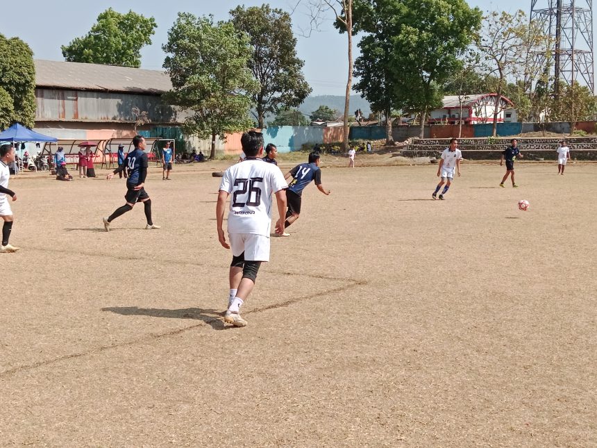 Guru dan karyawan SMK Muhammadiyah 1 Ajibarang mengikuti latihan bola voli dan catur sebagai persiapan POR Guru dan Karyawan SMK se-Kabupaten Banyumas.