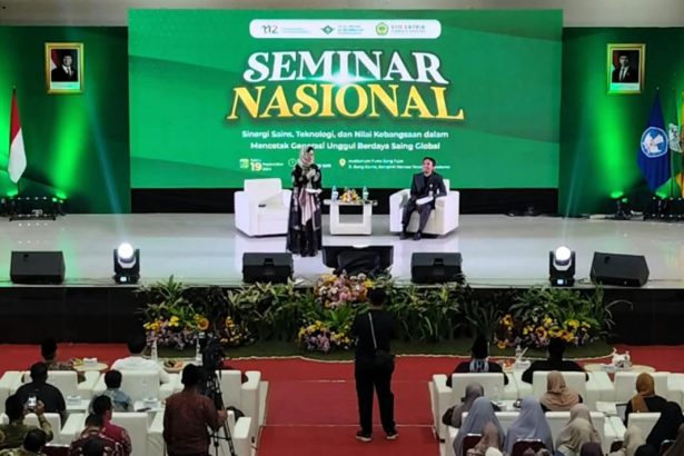 Wakil Menteri Pendidikan Tinggi, Sains, dan Teknologi RI Prof. Stella Christie, Ph.D. menyampaikan materi tentang peran manusia dan perguruan tinggi di tengah perkembangan kecerdasan buatan dalam Seminar Nasional 2026 di Purwokerto.
