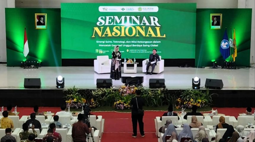 Wakil Menteri Pendidikan Tinggi, Sains, dan Teknologi RI Prof. Stella Christie, Ph.D. menyampaikan materi tentang peran manusia dan perguruan tinggi di tengah perkembangan kecerdasan buatan dalam Seminar Nasional 2026 di Purwokerto.