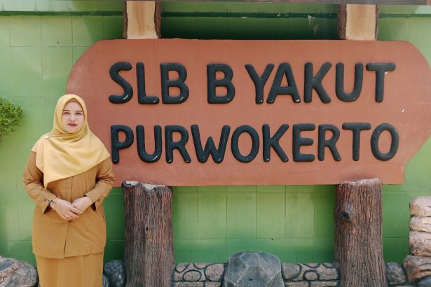 Kepala SLBB Yakut Purwokerto, Wiwi Kusmiati