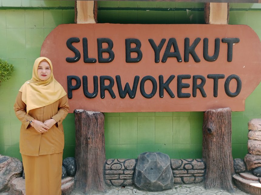 Kepala SLBB Yakut Purwokerto, Wiwi Kusmiati