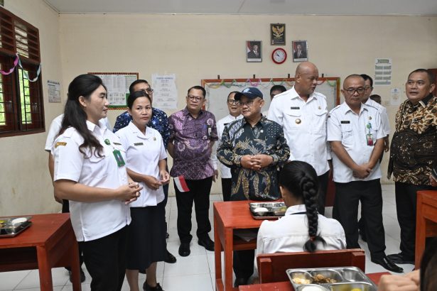 MENTERI ABDUL MUTI BERBINCANG DENGNA GURU