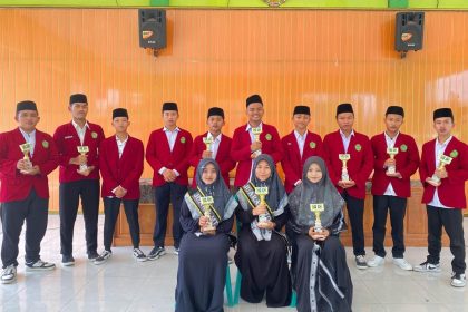 Sejumlah siswa SMPIT Fathul Majid meraih medali perak Olimpiade Bahasa Inggris dan medali perunggu Olimpiade Matematika dalam Kompetisi Pelajar Teladan tingkat Kabupaten Bojonegoro