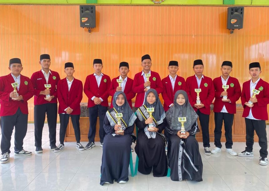 Sejumlah siswa SMPIT Fathul Majid meraih medali perak Olimpiade Bahasa Inggris dan medali perunggu Olimpiade Matematika dalam Kompetisi Pelajar Teladan tingkat Kabupaten Bojonegoro