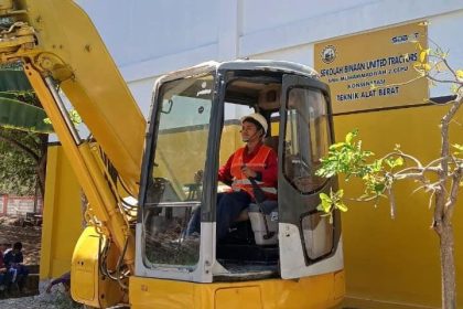 Murid SMK Muhammadiyah 2 Cepu praktek mengoperasionalkan alat berat.