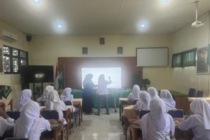 Pembelajaran dengan panel Digital