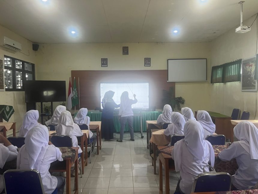 Pembelajaran dengan panel Digital