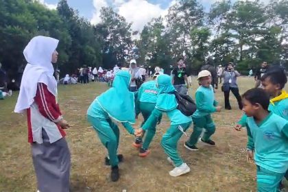Murid SD hingga SMA Al Irsyad Al Islamiyyah Purwokerto mengikuti festival permainan tradisional dalam rangka Edu Expo dan Milad ke-112 Al Irsyad Al Islamiyyah Purwokerto di Apit Center, Minggu (6/9/2026). Kegiatan mengajak siswa melestarikan permainan tradisional sekaligus mengurangi ketergantungan terhadap gadget.
