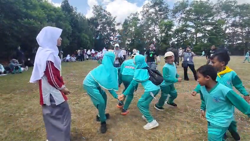 Murid SD hingga SMA Al Irsyad Al Islamiyyah Purwokerto mengikuti festival permainan tradisional dalam rangka Edu Expo dan Milad ke-112 Al Irsyad Al Islamiyyah Purwokerto di Apit Center, Minggu (6/9/2026). Kegiatan mengajak siswa melestarikan permainan tradisional sekaligus mengurangi ketergantungan terhadap gadget.