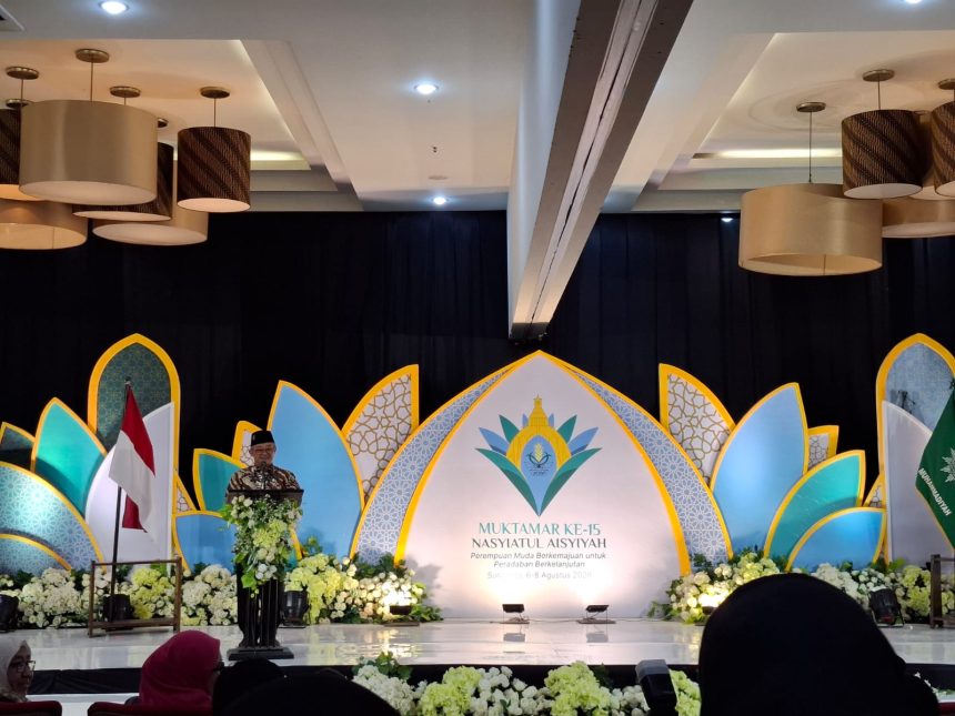 Abdul Mu’ti memberikan kuliah saat penutupan Mukhtamar Aisyiah di DWANGSA Solo Hotel, Sabtu (8/8/2026).