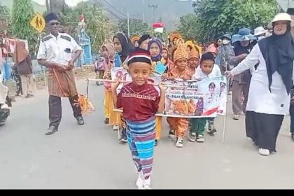 Aksi Santri As-Salam Wilamaci yang membawa kepiting hasil tangkapan ayahnya menyita perhatian pada lomba gerak jalan di Monta
