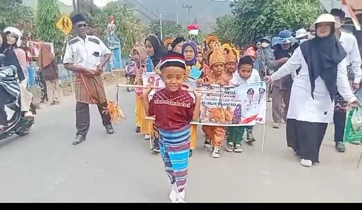 Aksi Santri As-Salam Wilamaci yang membawa kepiting hasil tangkapan ayahnya menyita perhatian pada lomba gerak jalan di Monta