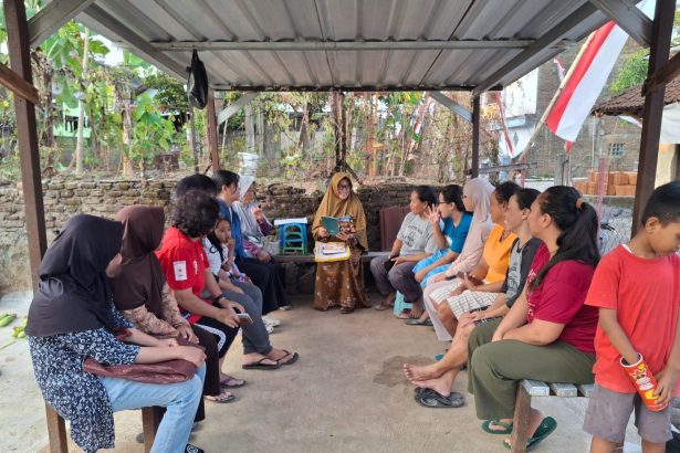 Ketua bank Sampah Melati 1 RT 06/ RW 09 Siswodipuran Boyolali, Sri Hidayati mensosialisasikan Homepimpah kepada warga