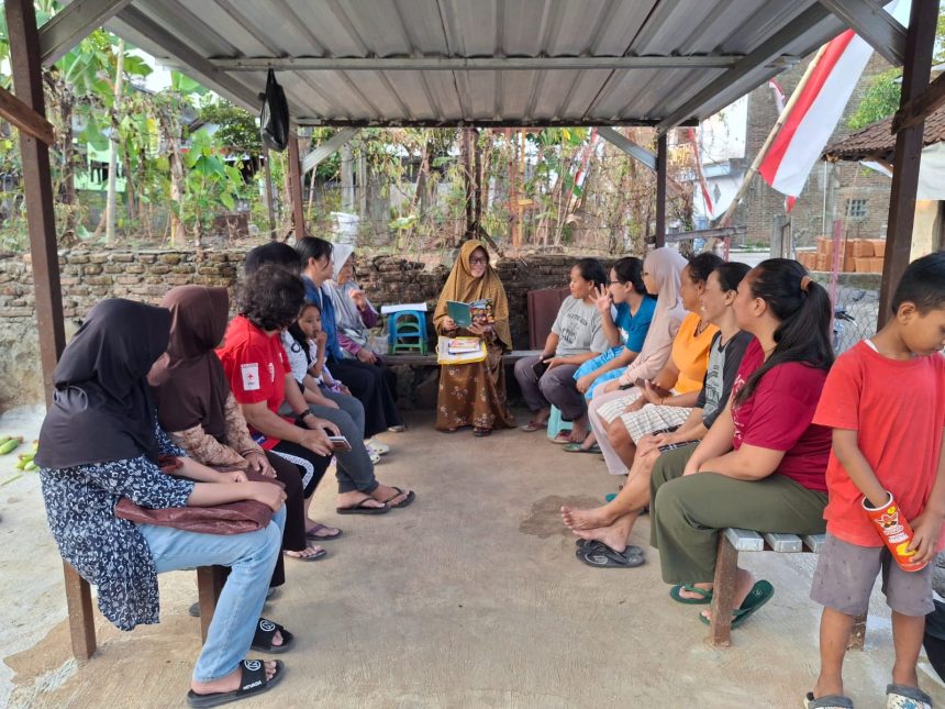 Ketua bank Sampah Melati 1 RT 06/ RW 09 Siswodipuran Boyolali, Sri Hidayati mensosialisasikan Homepimpah kepada warga