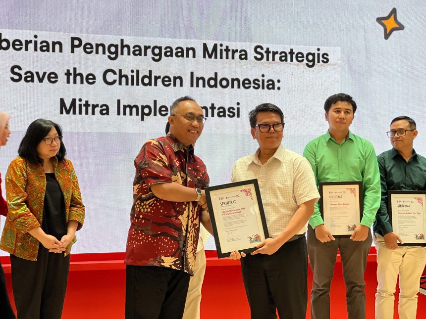 Majelis Dikdasmen & PNF Pimpinan Pusat Muhammadiyah menerima penghargaan sebagai Mitra Strategis dari Save the Children Indonesia. Jumat, 14 Agustus 2026, di Main Atrium, Ground Floor (GF), Gandaria City, Jakarta.