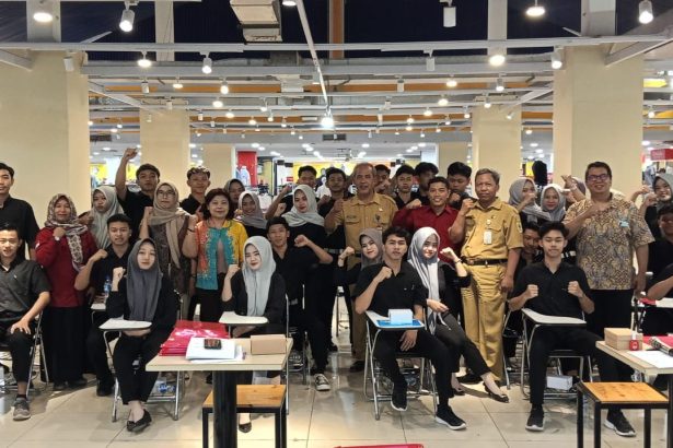 Siswa SMK NU Kedungtuban, Kabupaten Blora mengikuti Praktik Kerja Lapangan (PKL) kelas industri di Luwes Purwodadi, Grobogan.