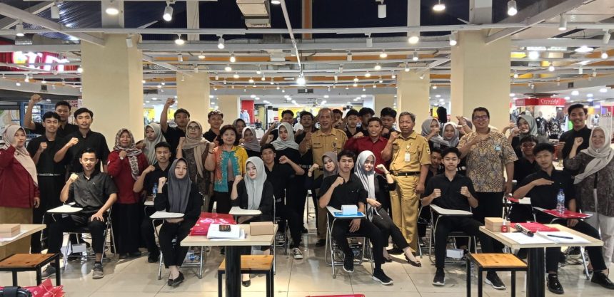 Siswa SMK NU Kedungtuban, Kabupaten Blora mengikuti Praktik Kerja Lapangan (PKL) kelas industri di Luwes Purwodadi, Grobogan.