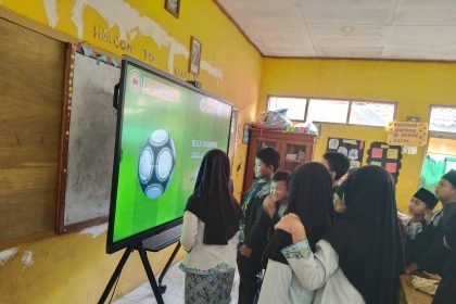 Siswa SDN Singaparna 1 Kabupaten Tasikmalaya belajar dengan memanfaatkan panel layar interaktif