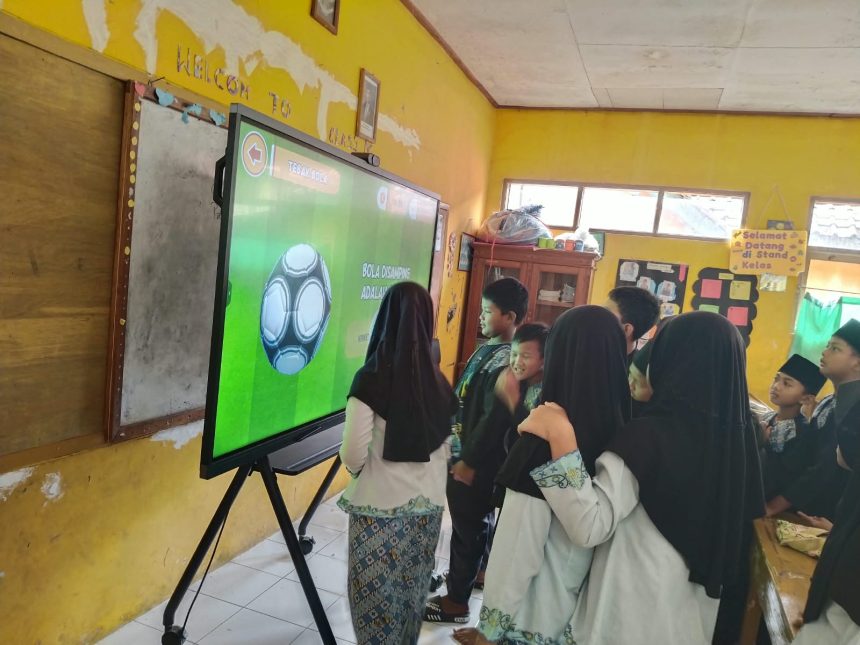 Siswa SDN Singaparna 1 Kabupaten Tasikmalaya belajar dengan memanfaatkan panel layar interaktif