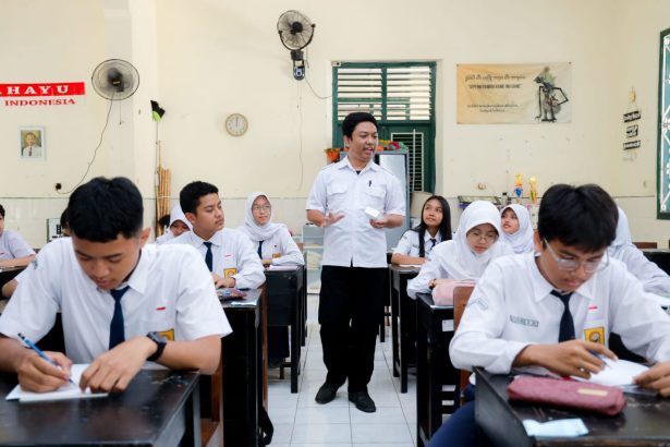 Guru mengajar peserta didik di sekolah. Pemerintah memastikan pengalihan PPPK paruh waktu menjadi penuh waktu mulai 2027 - Foto ilustrasi: Tim Setditjen GTK.