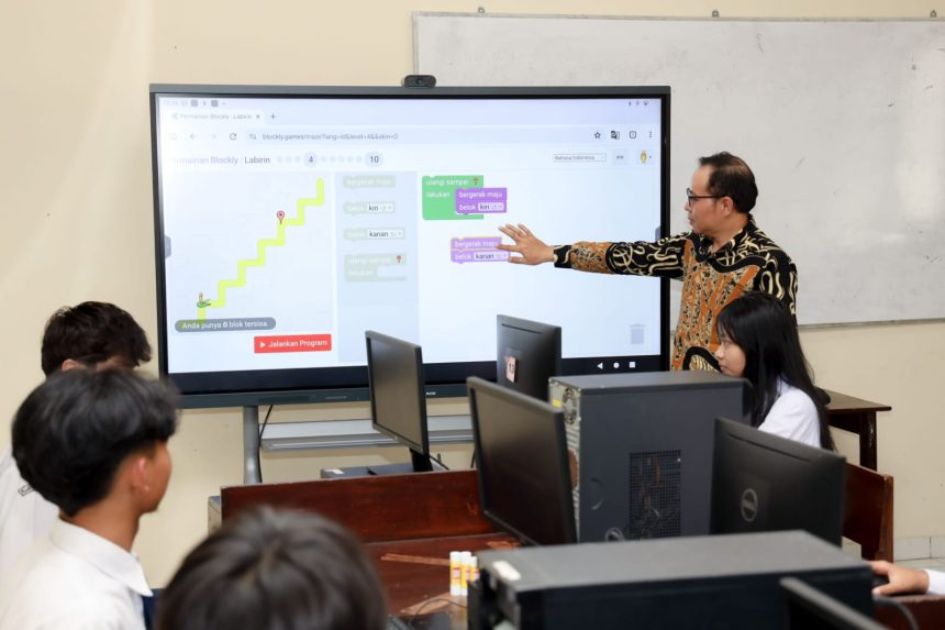 Guru mengajar di laboratorium komputer. Pemerintah menyiapkan berbagai program pelatihan yang didanai APBN untuk meningkatkan kompetensi guru di tengah perkembangan teknologi dan kecerdasan artifisial.Foto ilustrasi: Tim Setditjen GTK.