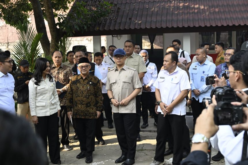 Mendikdasmen Abdul Mu’ti mendampingi Menko PMK Sugiono meninjau hasil revitalisasi dan pemanfaatan teknologi pembelajaran di SD Negeri Cirimekar 02, Kabupaten Bogor, Rabu (7/10/2026). Foto: Ikram, Biro Komunikasi dan Humas Kemendikdasmen