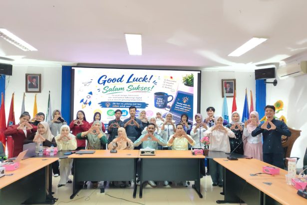 Dr Jamhari, pemateri workshop beserta jajaran pimpinan fakultas dan peserta workshop