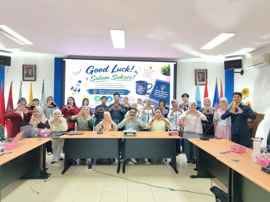 Dr Jamhari, pemateri workshop beserta jajaran pimpinan fakultas dan peserta workshop