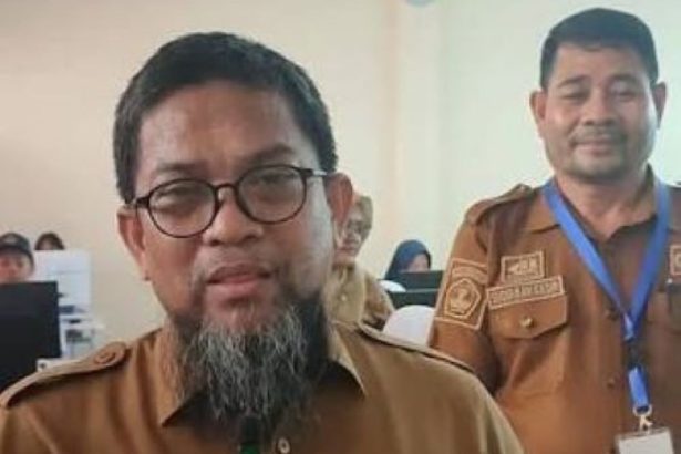 Kepala Dinas Pendidikan Sulsel, Iqbal Najamuddin, didampingi Kepala Sekolah SMAN 5 Makassar, Dr. Sudirman Kadir, S.Pd., M.Pd., M.M.