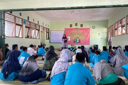Kepala SMP Muhammadiyah 3 Mlati Yulia Rachmawati menyampaikan sosialisasi pencegahan kenakalan remaja kepada wali murid, Jumat (4/9).