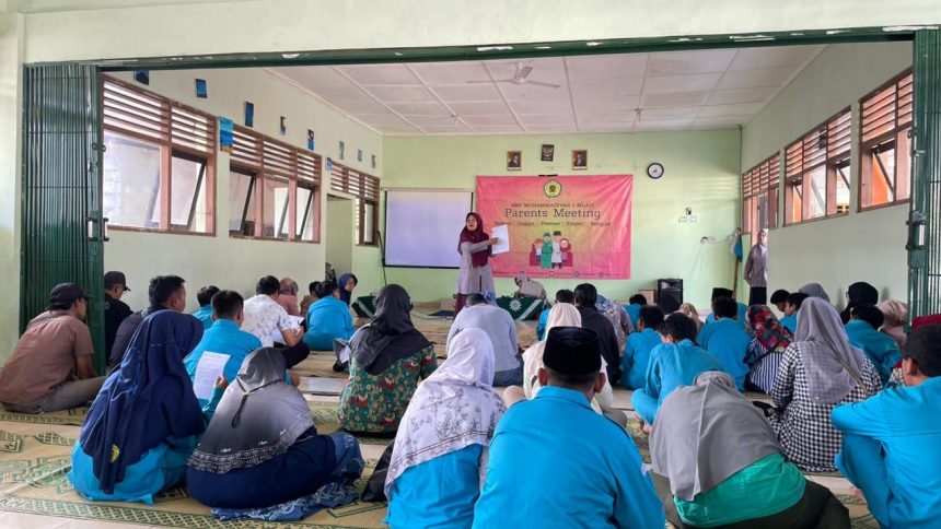 Kepala SMP Muhammadiyah 3 Mlati Yulia Rachmawati menyampaikan sosialisasi pencegahan kenakalan remaja kepada wali murid, Jumat (4/9).