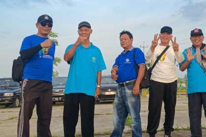 Momen kebersamaan para pengurus Ranting Muhammadiyah Kracak di sela-sela kegiatan organisasi.