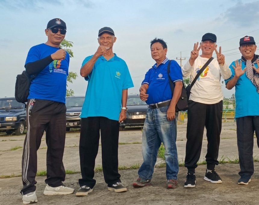 Momen kebersamaan para pengurus Ranting Muhammadiyah Kracak di sela-sela kegiatan organisasi.