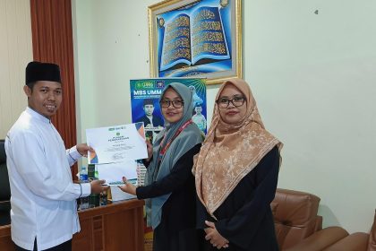 serahkan penghargaan